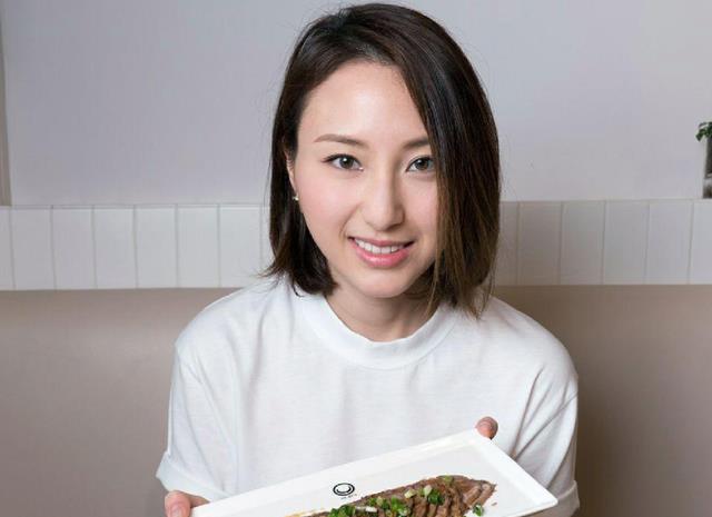 何超云|放弃霍启文，却接受月薪4万的消防员，网友称何超云眼光越来越差