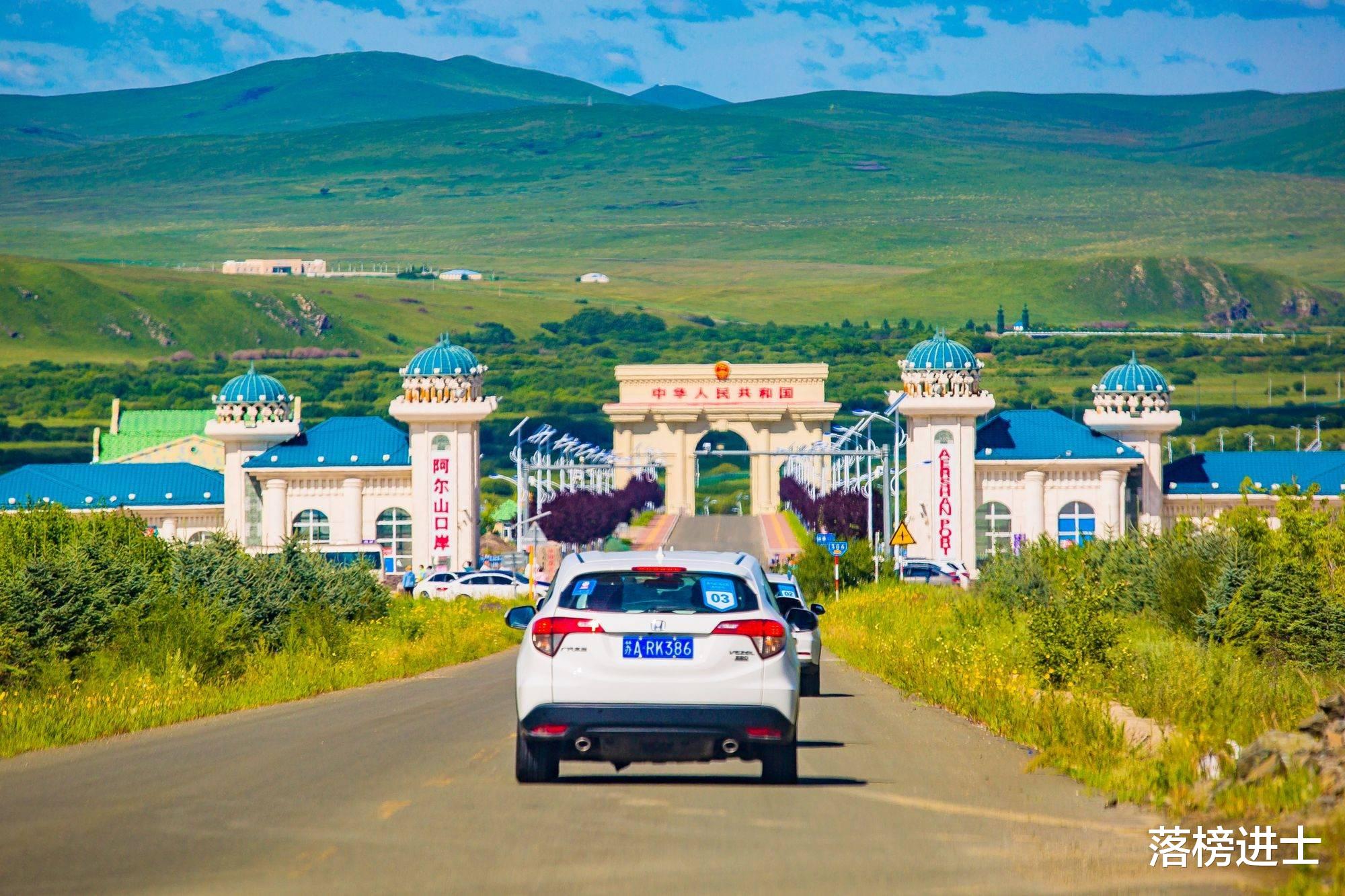 赤水丹霞|内蒙古兴安盟旅游，雄伟壮观的国门景区，吸引了众多游客前来打卡