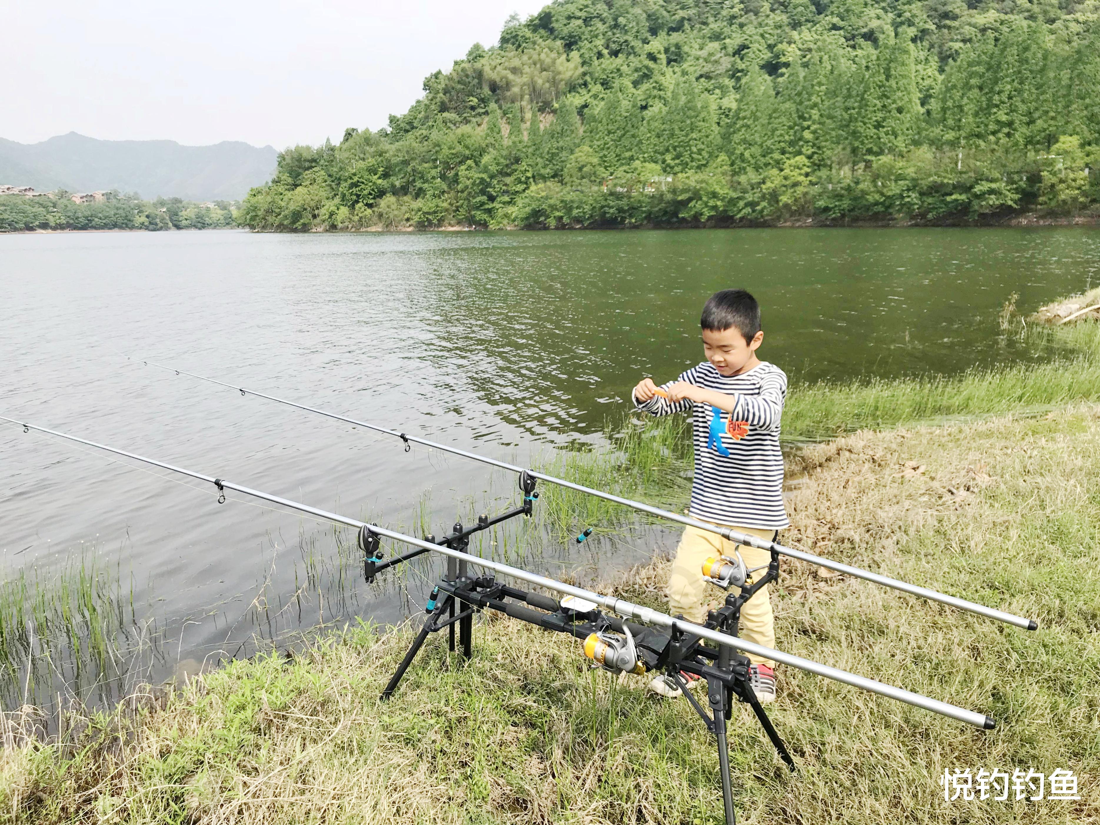 钓鱼|家有小小钓鱼郎，钓龄与年龄齐飞，钓兴与身高比肩……