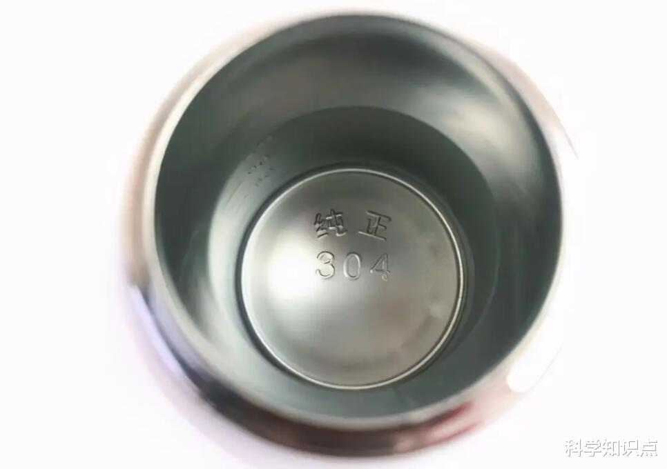 “保温杯”遭央视曝光,热水进“毒水”出,保温杯里的名堂可不小