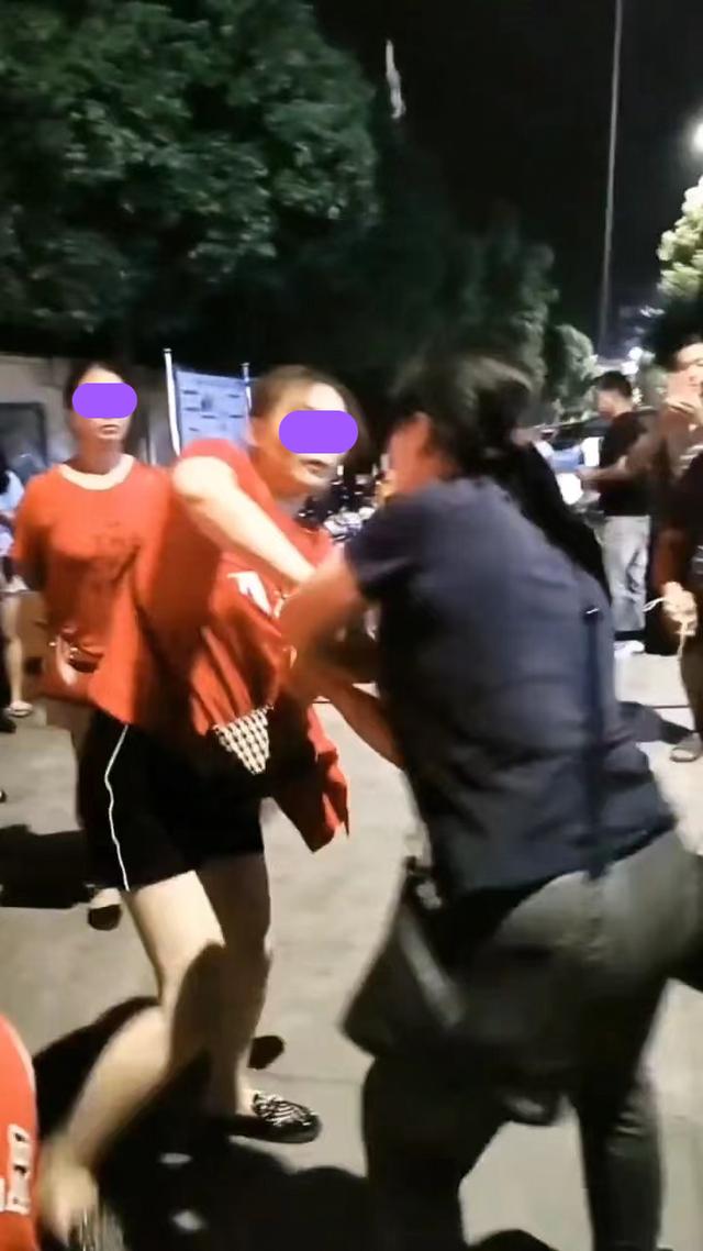 两位大妈为了1块钱在街上大打出手,围观人数众多,却无人阻止