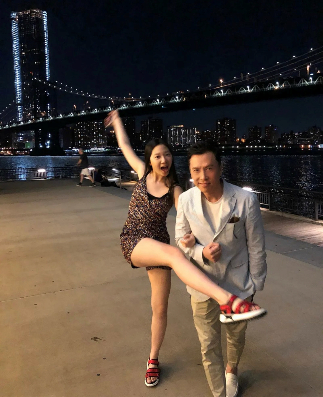 甄子丹|甄子丹女儿拍出最强九头身，狂秀身材撩人，一双大长腿好吸睛！