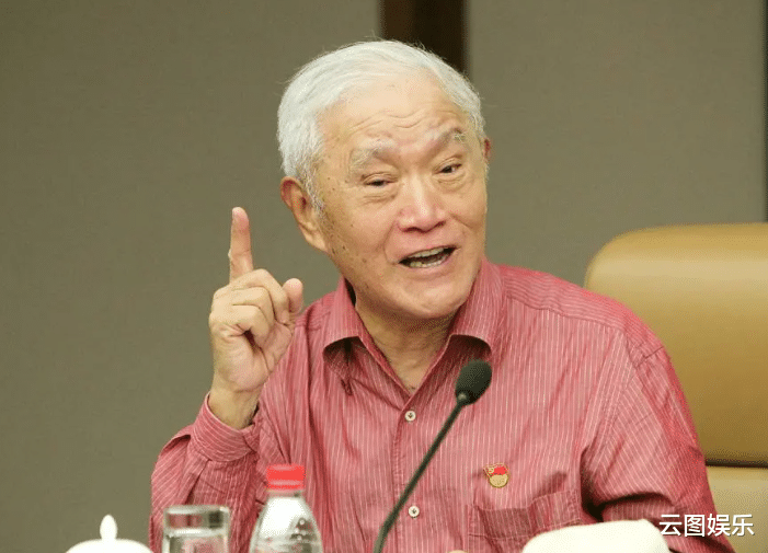 87岁牛犇养老院生活!步履蹒跚拿拖把当拐杖,须发皆白慈祥和蔼