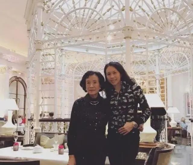 参观莫文蔚现实的家,客厅设计像个大鸟笼,装修也太潮了