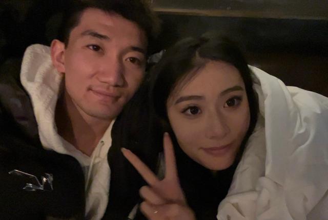 欧洲|喜讯！CBA郭艾伦新女朋曝光，海边边走边吻很浪漫，结婚提上日程