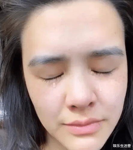 钟丽缇|钟丽缇大女儿晒照,两男两女浴缸合影引争议,身穿泳衣笑容灿烂