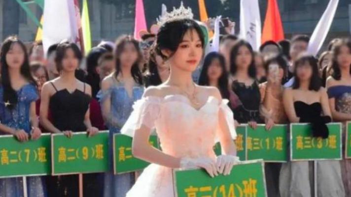 高中女生|高中女生因打扮出众，将运动会变成\选美比赛\，评论区吵翻了