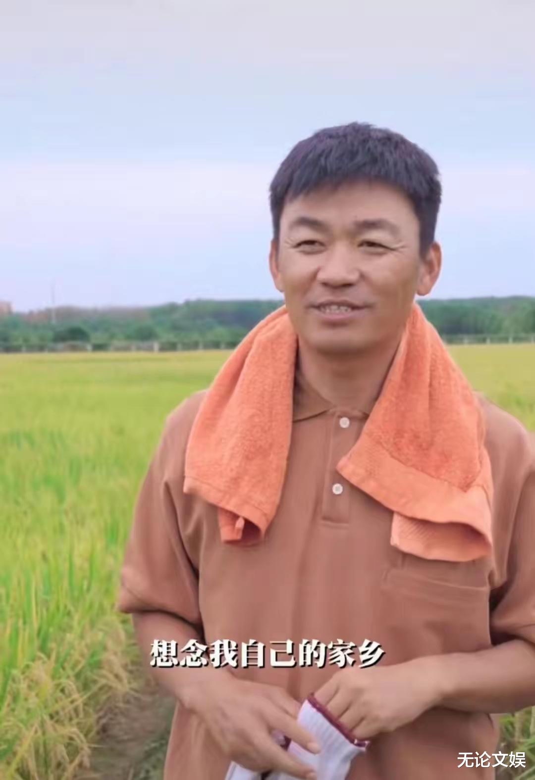 王宝强|王宝强装农民？割麦子挽裤腿，众多细节暴露了他的意图