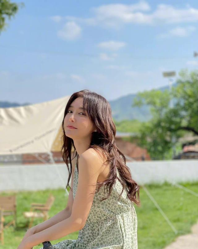 秦岚|仙女范儿：秦岚骑着小车出游，网友高度点赞！