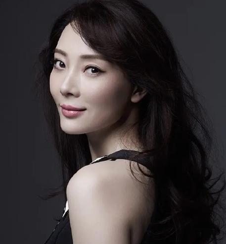 陈数|夜会深拥小鲜肉后，陈数发文秀恩爱，其夫与表妹环抱亲吻穿情侣鞋