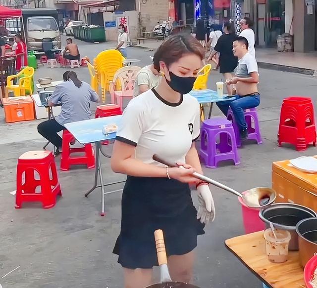 美甲 把路边摊站成红毯,网红女化精致妆容卖炒粉,被网友质疑在作秀