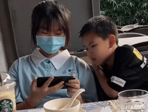 |孙卓与“绯闻女友”同框,女方留齐刘海穿百褶裙,与孙辉很投缘