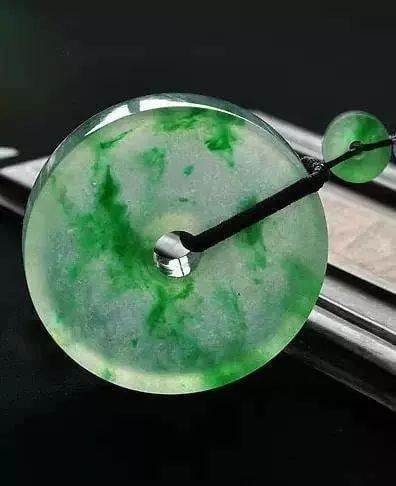 玉雕|入圈8年,小伙80000挑战蒙头料,切开呼声震耳欲聋,专家估价...