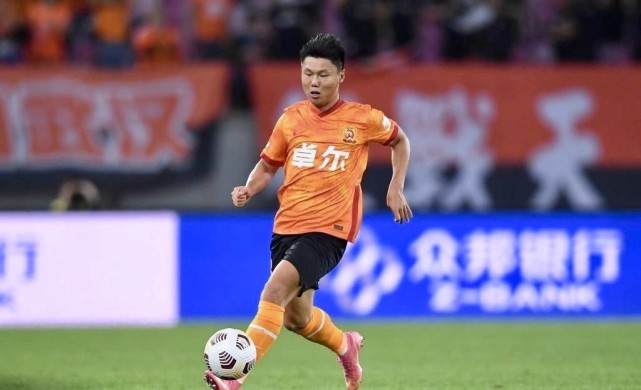 u23|27分钟戴帽！泰山00后新星闪耀迪拜杯，模仿C罗庆祝，洋帅起立为他鼓掌