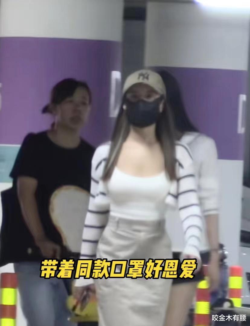 |释小龙一家三口地库被偶遇,妻子穿搭时尚性感,走路姿势自信霸气