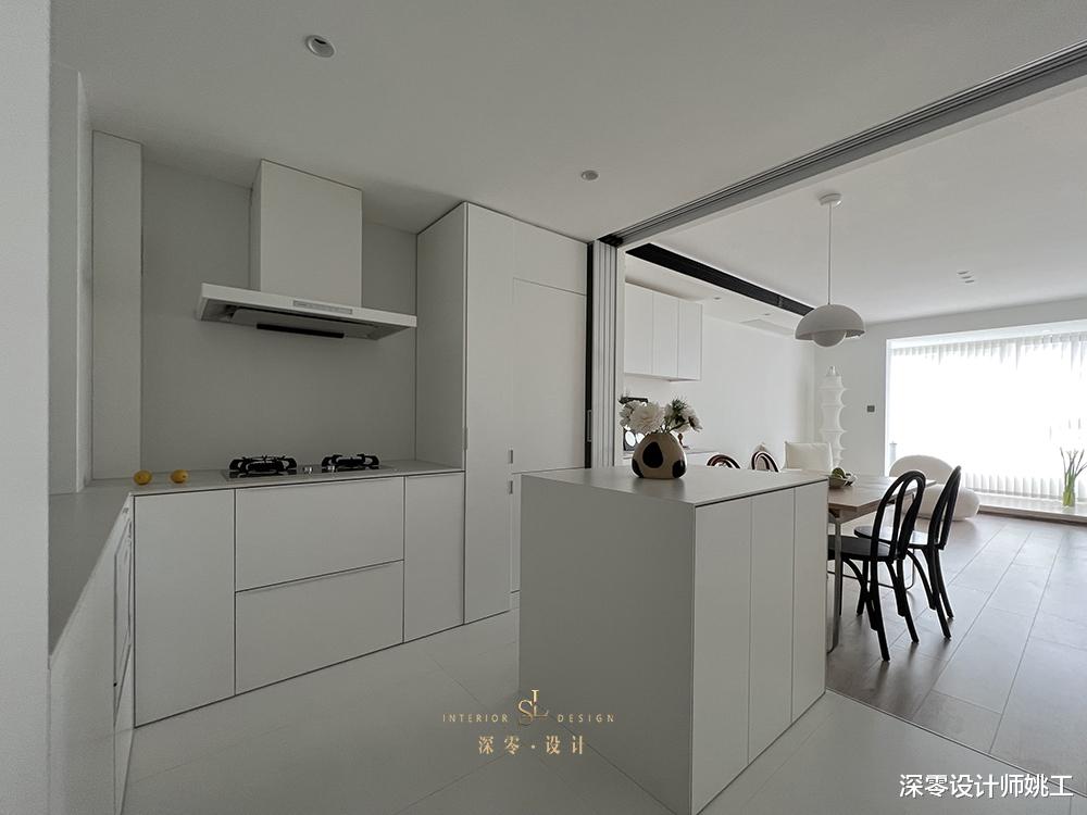 没想到衣帽间里还能装岛台，连着卡座适当留空，实用性只增不减