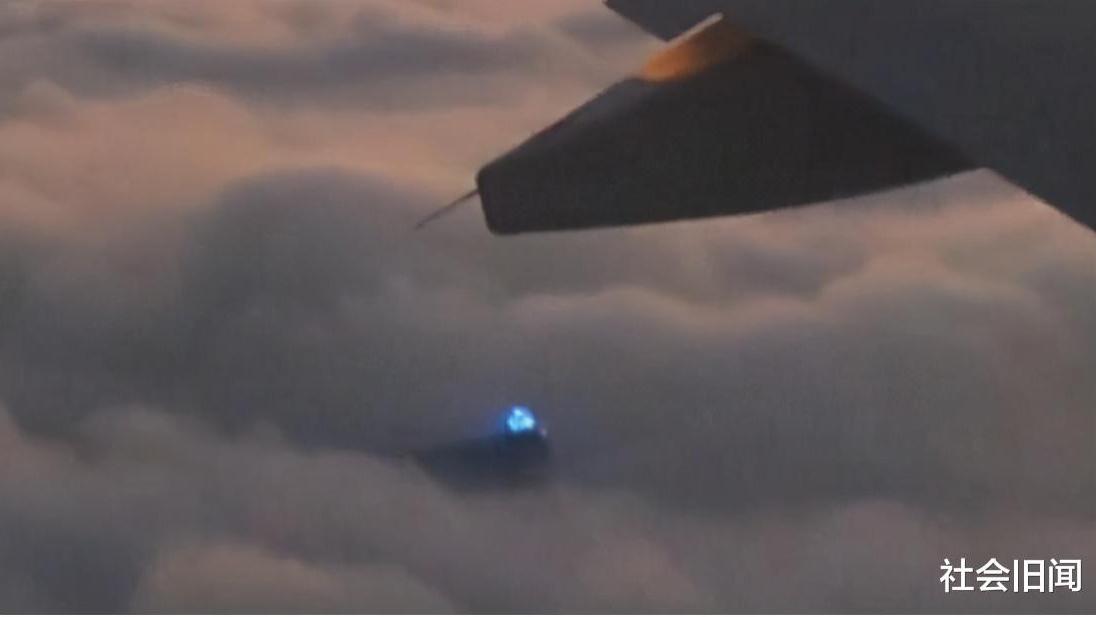 网友拍到不明飞行物，疑似外星人的飞碟，9100米高空还能有什么东西