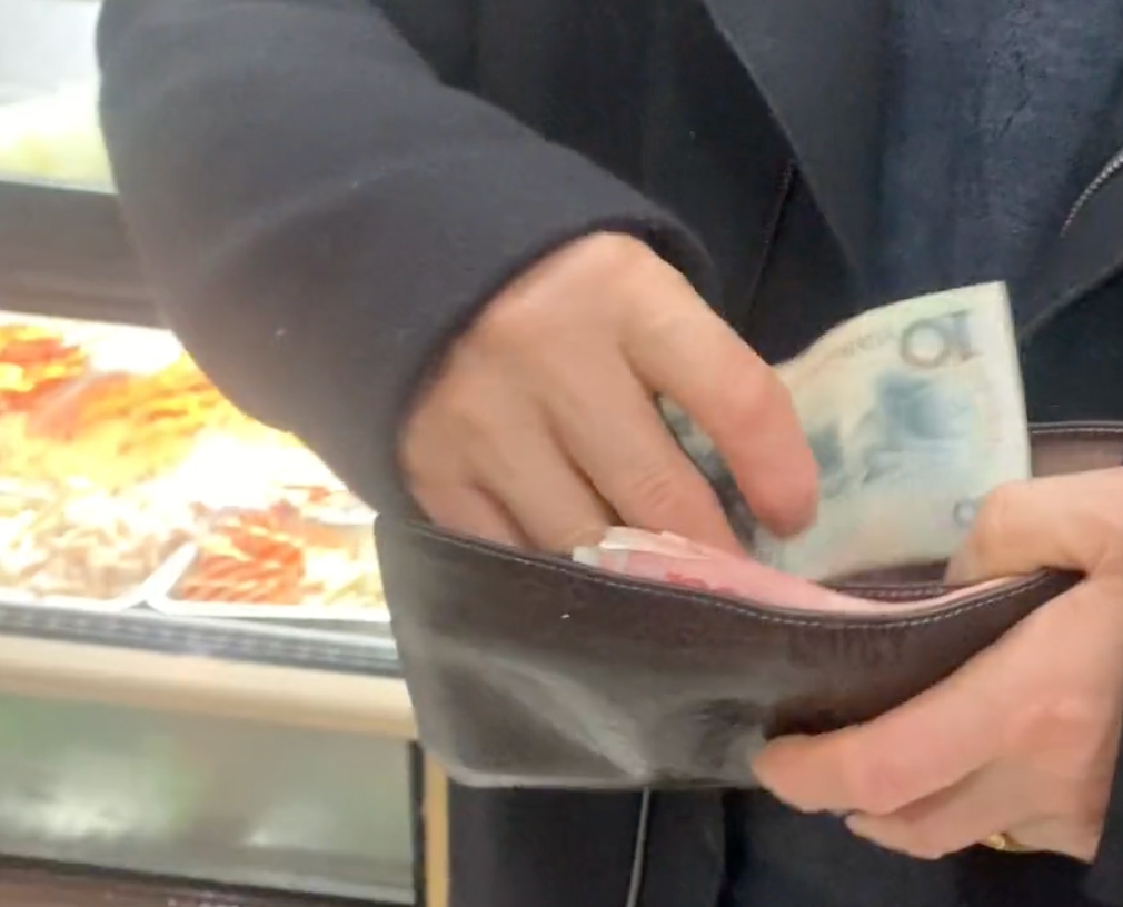 林允|林允和爸爸街边小店过节!吃平价食物接地气,包里百元大钞太抢镜