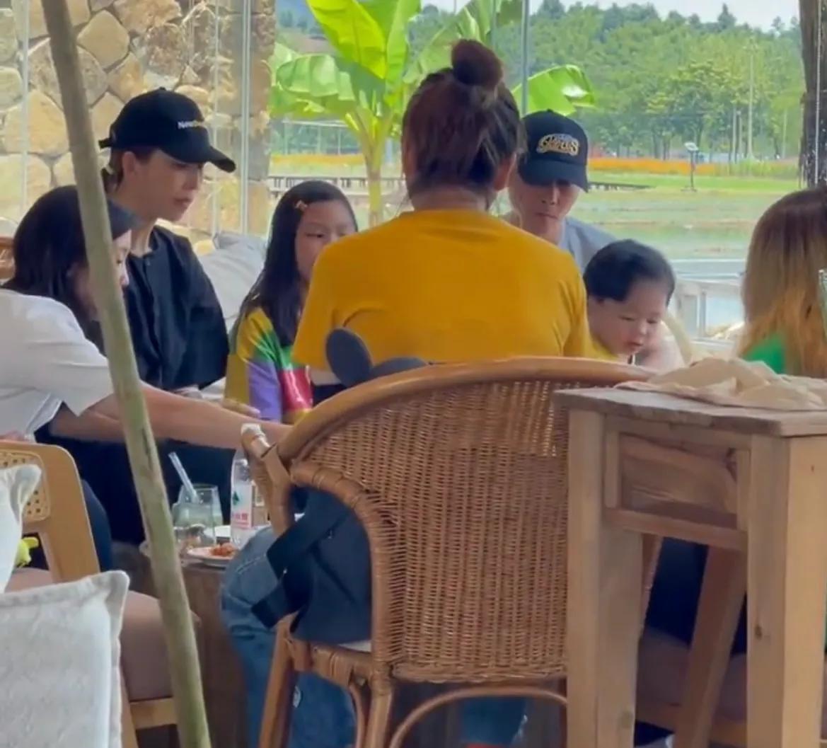 张晋|偶遇蔡少芬一家五口用餐，张晋体贴照顾子女，2岁乐儿长高不少