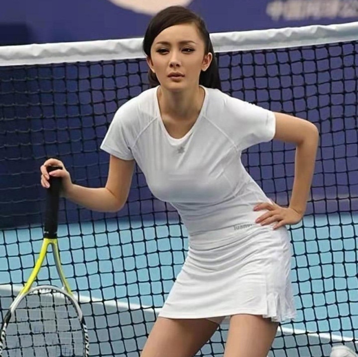 杨幂|杨幂玩球一鸣惊人,穿运动服秀技术,单手握球拍霸气十足