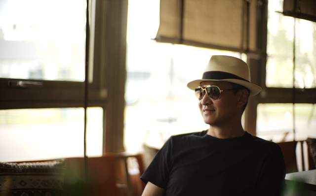 周杰|新恋情曝光？周杰深夜在酒吧约会两名美女，此前被女网友控诉是渣男