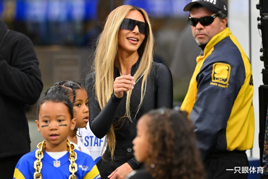 金·卡戴珊|卡戴珊离婚后染金发，秀极致细腰！无视侃爷抹黑，带娃看橄榄球