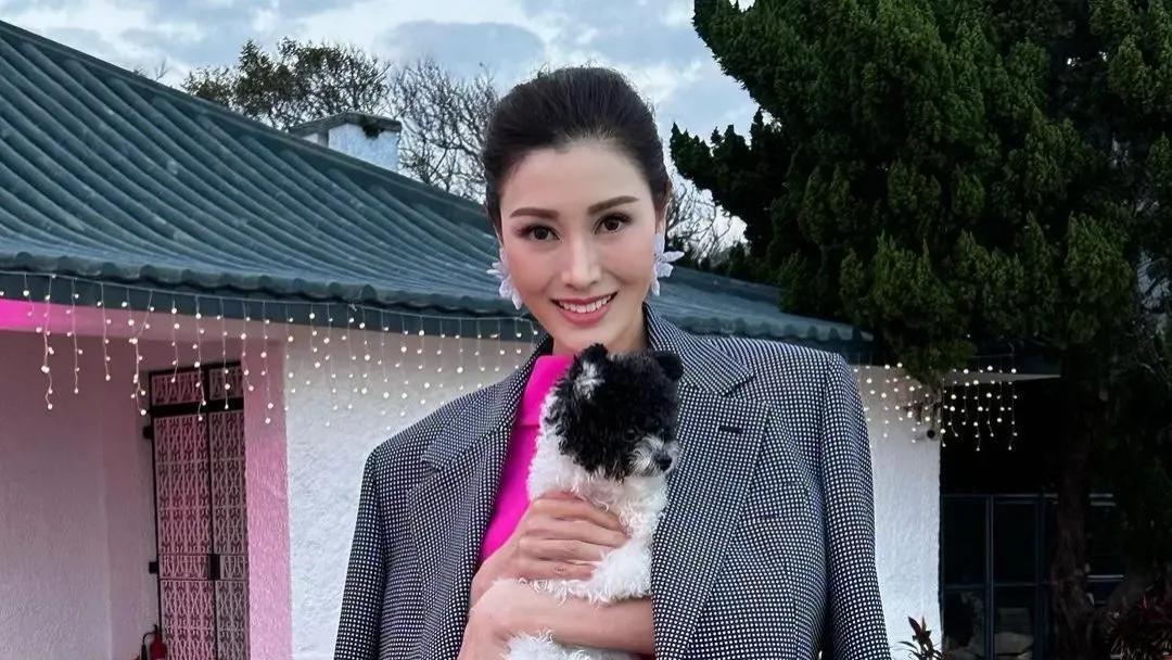 李嘉欣|大美人李嘉欣新年晒全家福，她儿子长相倍受争议！