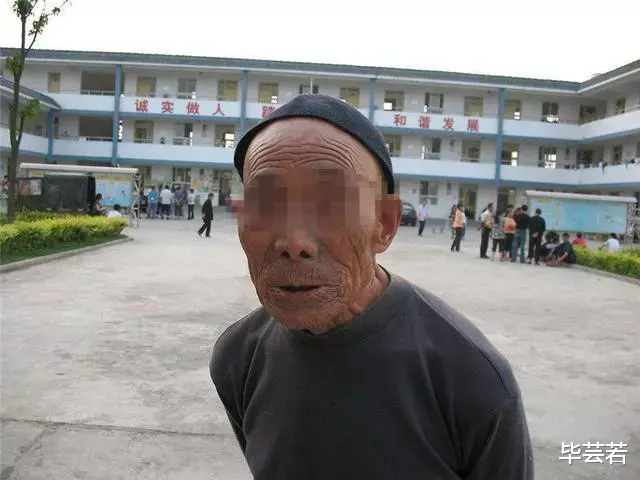父亲为练铁砂掌,每天拍砖20块,3个月后医生给出诊断,父亲傻了