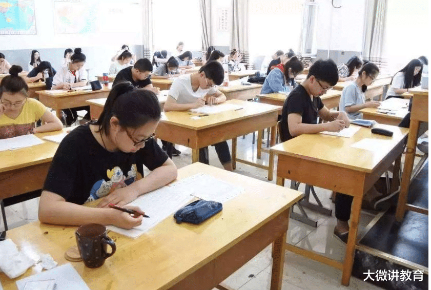 大学|高中生每年花10万补课，高考686分获全校第一，却成为他人的笑柄
