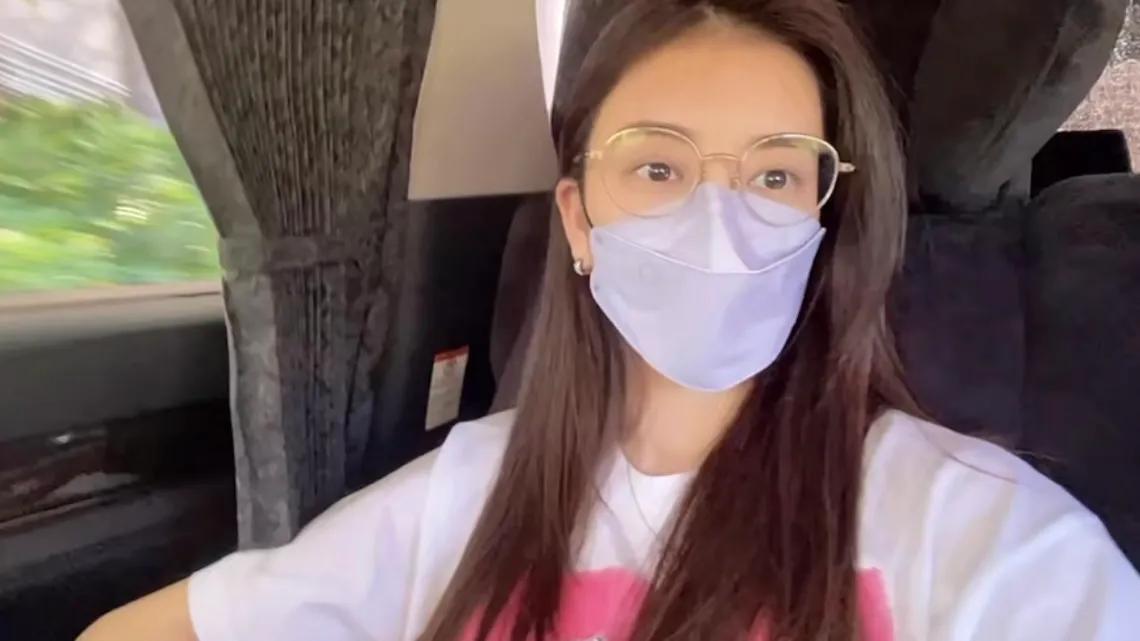 方媛|方媛带俩女儿看恐龙展，大小C宝全程好奇跟妈妈提问，普通话标准