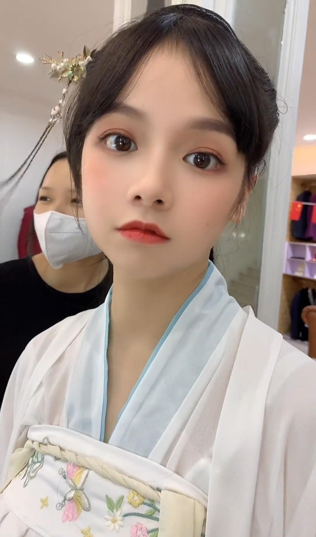 男子带30岁妻子去拍艺术照，太显小店员差点报警：她是未成年吧？
