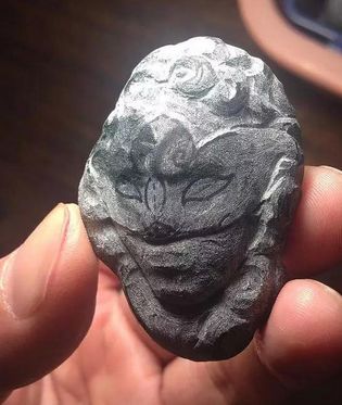 翡翠|准备丢垃圾桶的翡翠废料,被雕刻一番后,转手就卖十万!