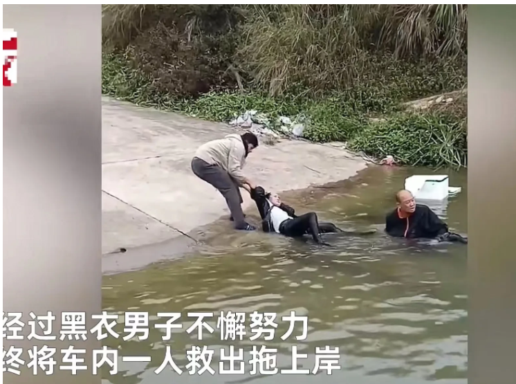 广西南宁,一女子驾驶越野车不慎坠入江中,当时车窗紧闭,等女子反应过来时,车内已经进入很多水