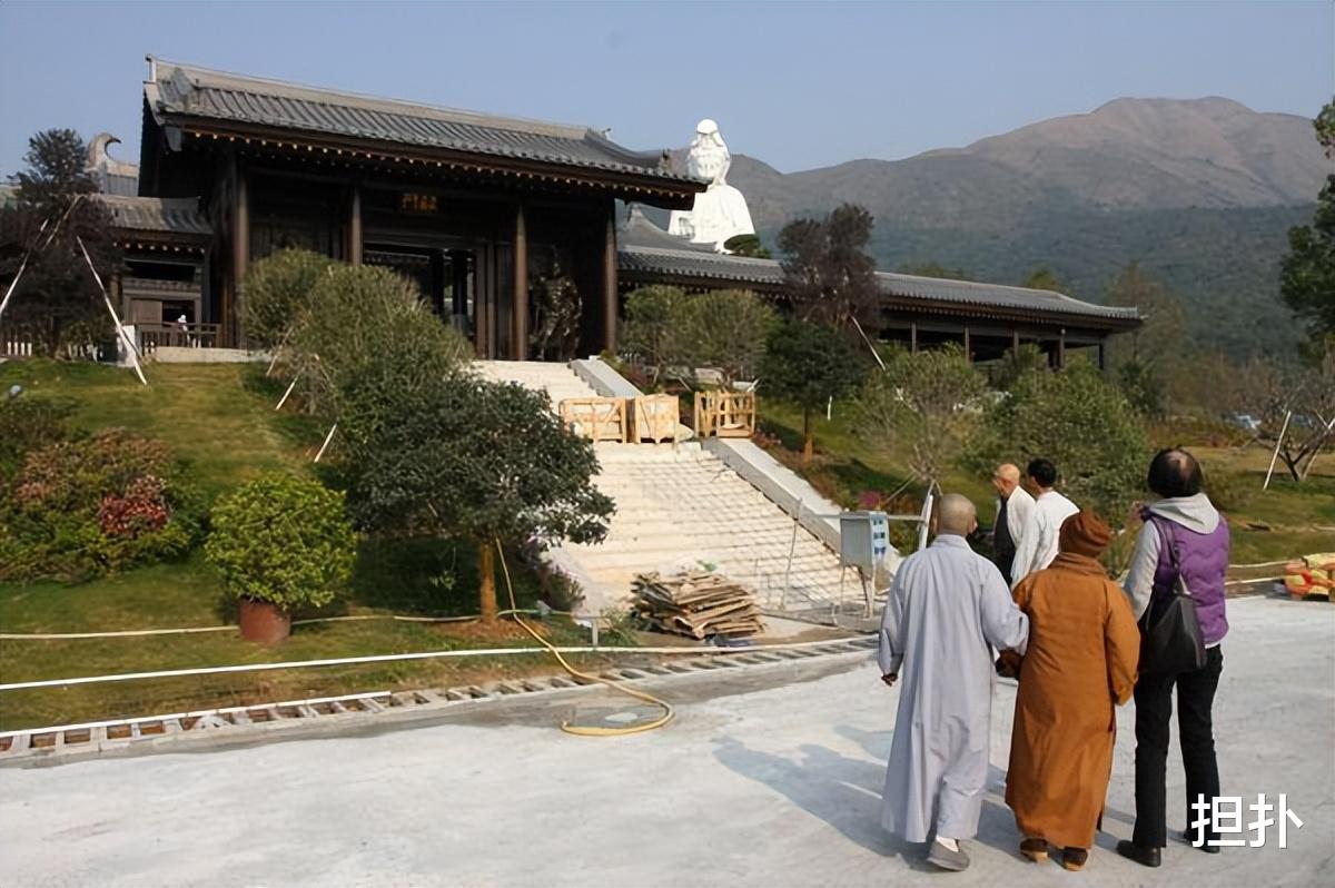 周凯旋|周凯旋情商有多高？为了配上大30多岁的李嘉诚，故意打扮得更老成