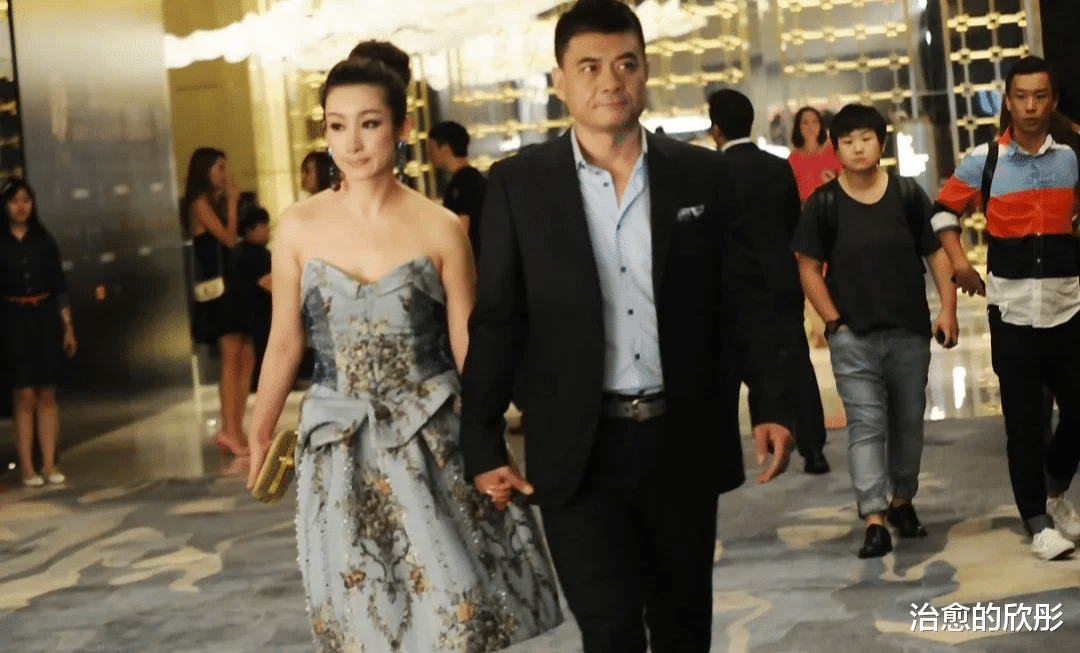 秦海璐|秦海璐和老公牵手下班!她头一回打扮地这么小女人太娇俏