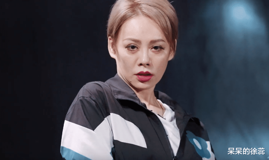 姐姐|《乘风破浪》二公上线，观众评价“刀刀见血”，美女穿丑衣？