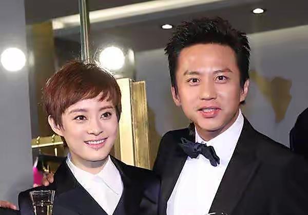 赵丽颖|孙俪菜地里兴奋抓猪,表情动作撞脸邓超,网友:夫妻快成亲兄妹了