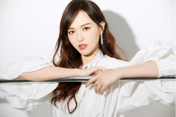 唐嫣|唐嫣久违露面晒照惹争议，与涉辱华品牌开心合影，网友：多缺钱？