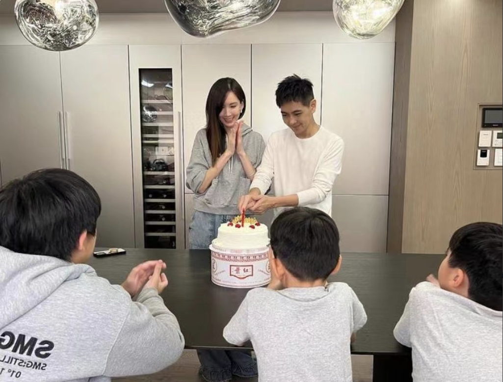 林志颖|陈若仪一家五口最新照,林志颖穿白衣清爽帅气,双胞胎儿子超可爱