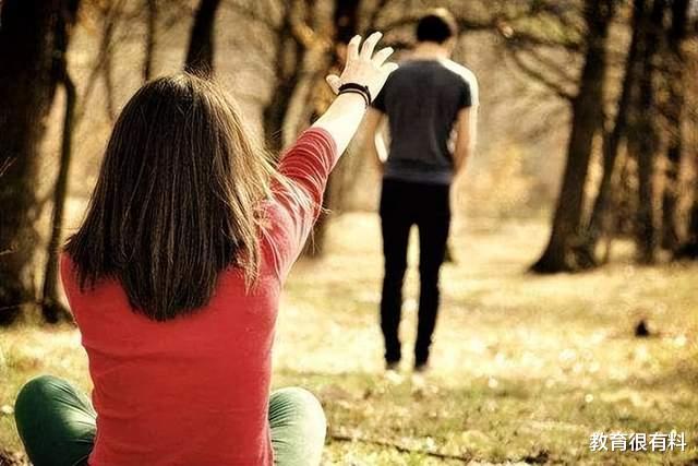 大学生情侣在厕所、教室发生不当关系,意外被人围观,引人深思