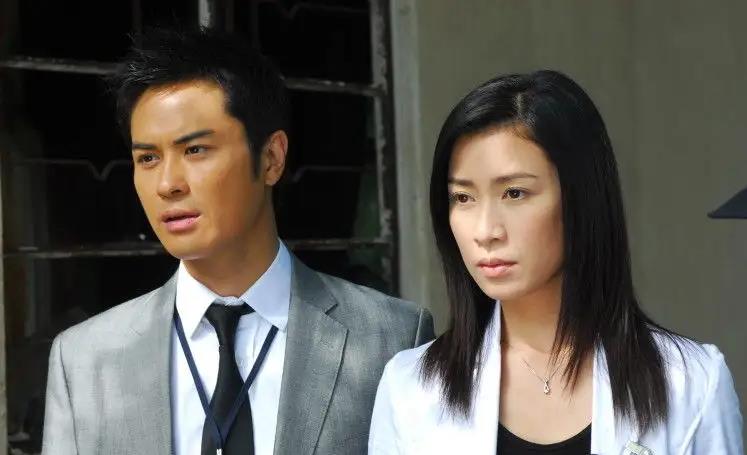 |47岁佘诗曼扎公主头现身跟平时披发差距大，我感觉她一下就变老了