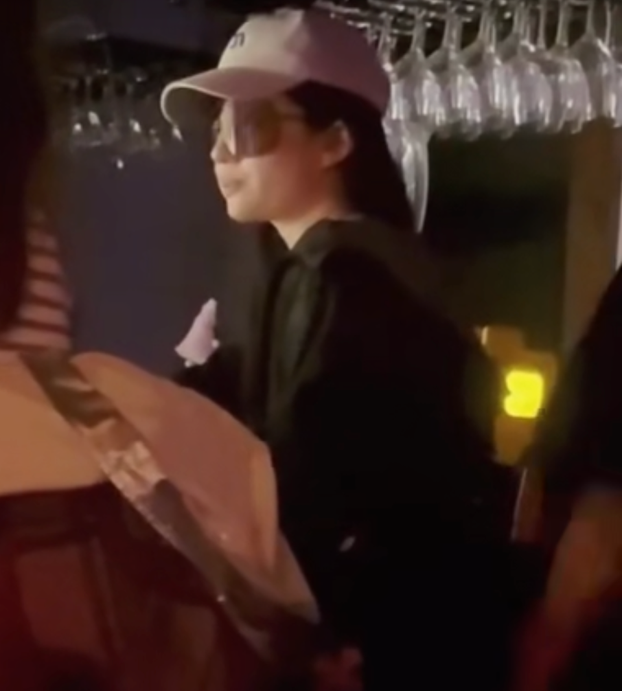 刘亦菲|刘亦菲素颜出现在酒吧！与友人聊天姿势随性，手拿瓜子嗑不停