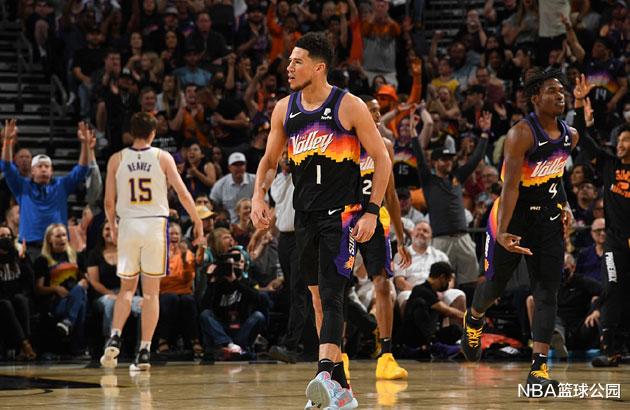 勒布朗·詹姆斯|轰31+7+6！詹姆斯和布克对飙，刷新NBA纪录，成历史第一人