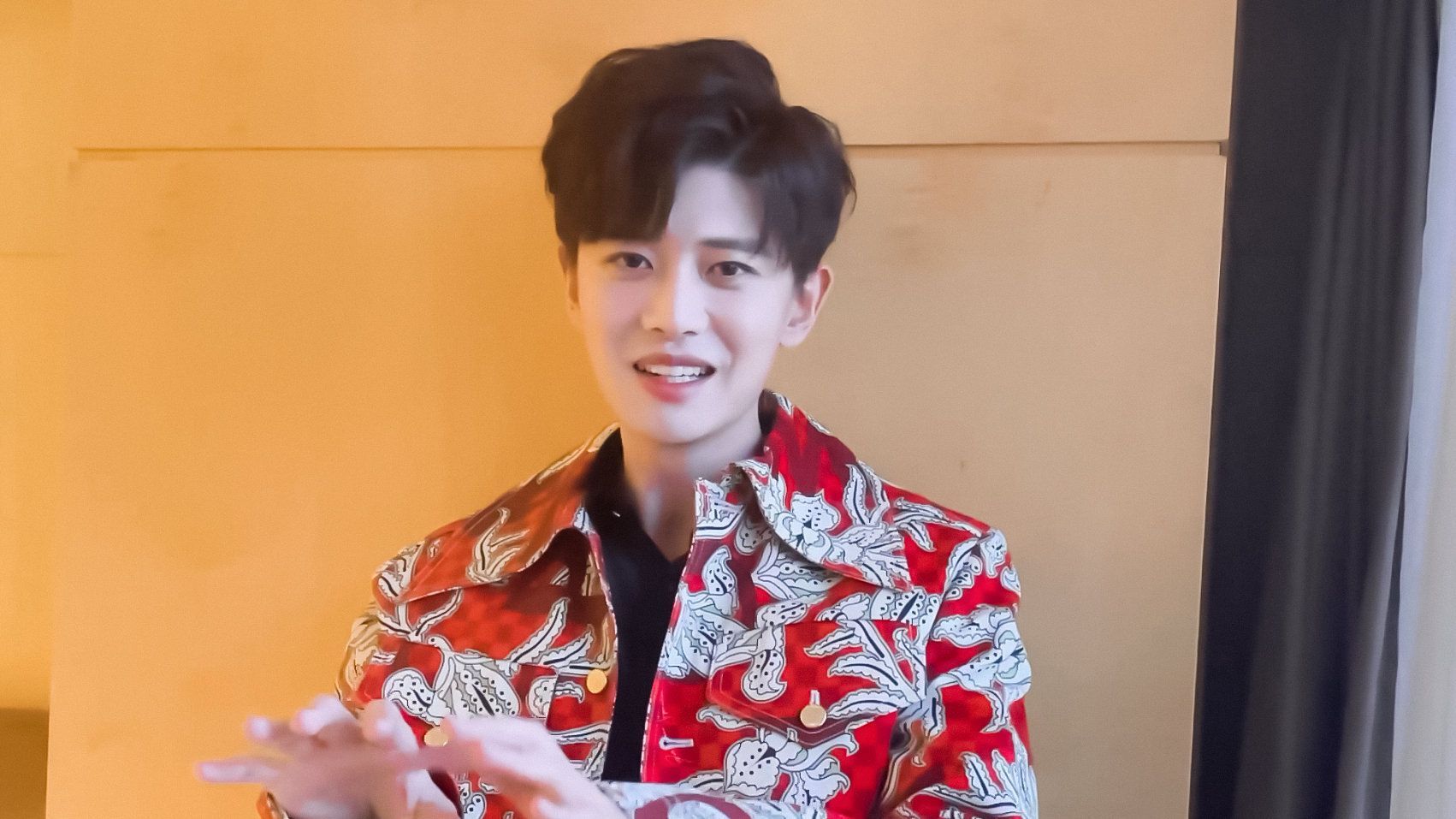 春晚|任嘉伦春晚后台玩嗨了,自拍干饭超活跃,小时候许的愿望都实现了