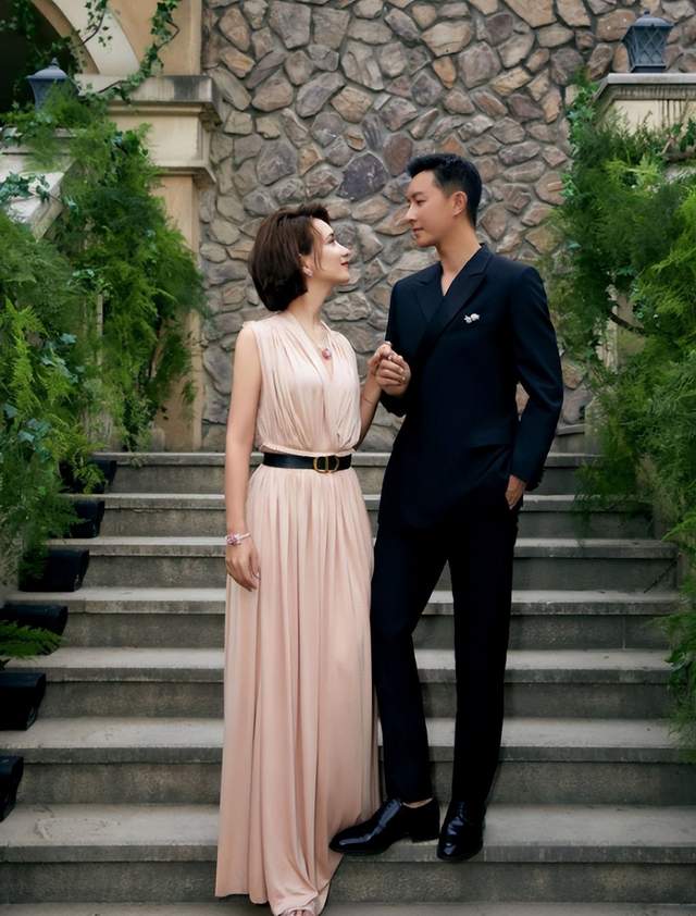 韩庚|又一女儿奴诞生,38岁喜得爱女,被老婆吻脸逗娃,一家三口幸福浪漫