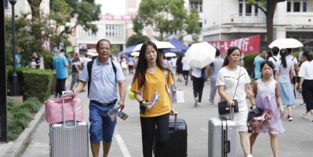 穿衣搭配|校园里盛行“奶头乐”现象,只顾眼前快乐,有些家长却毫无察觉!