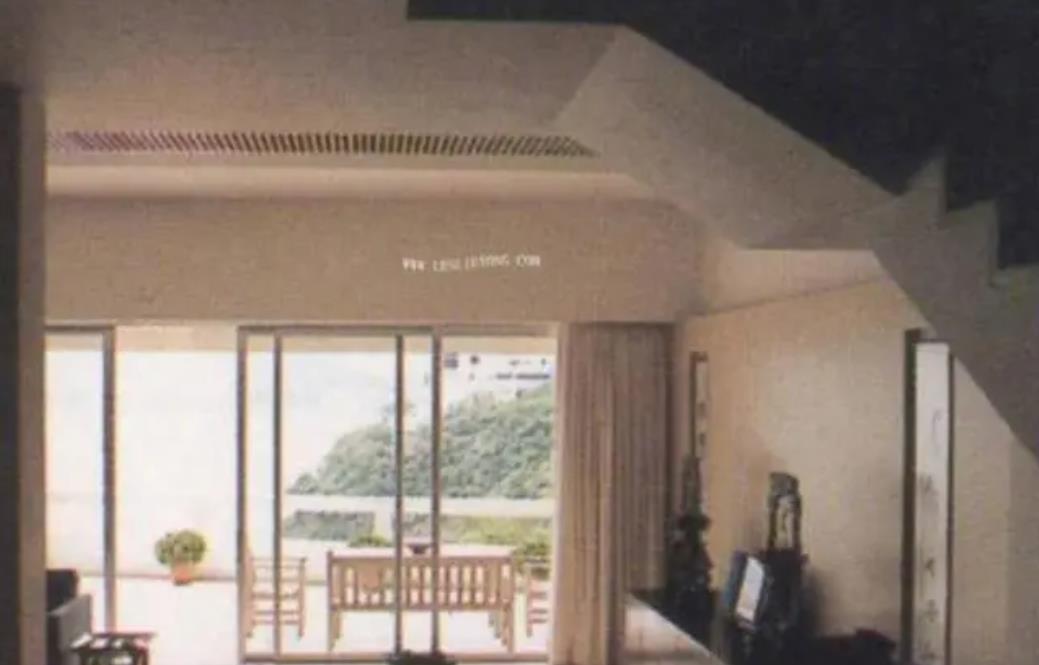 参观张国荣当年住的房子,当时已经是天王巨星,装修却朴素平凡