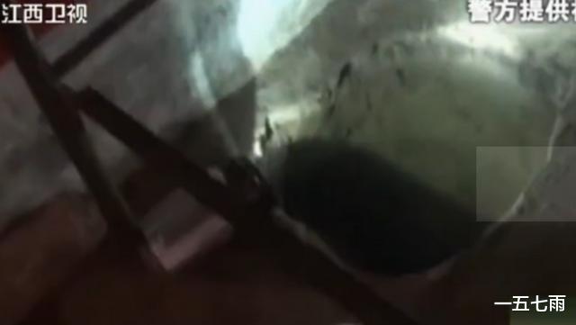 2013年女童离奇失踪，民警在母亲同事家发现16袋土，打开发现猫腻