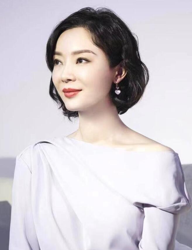 出水芙蓉 50岁的女人这样剪短发，优雅不失大气