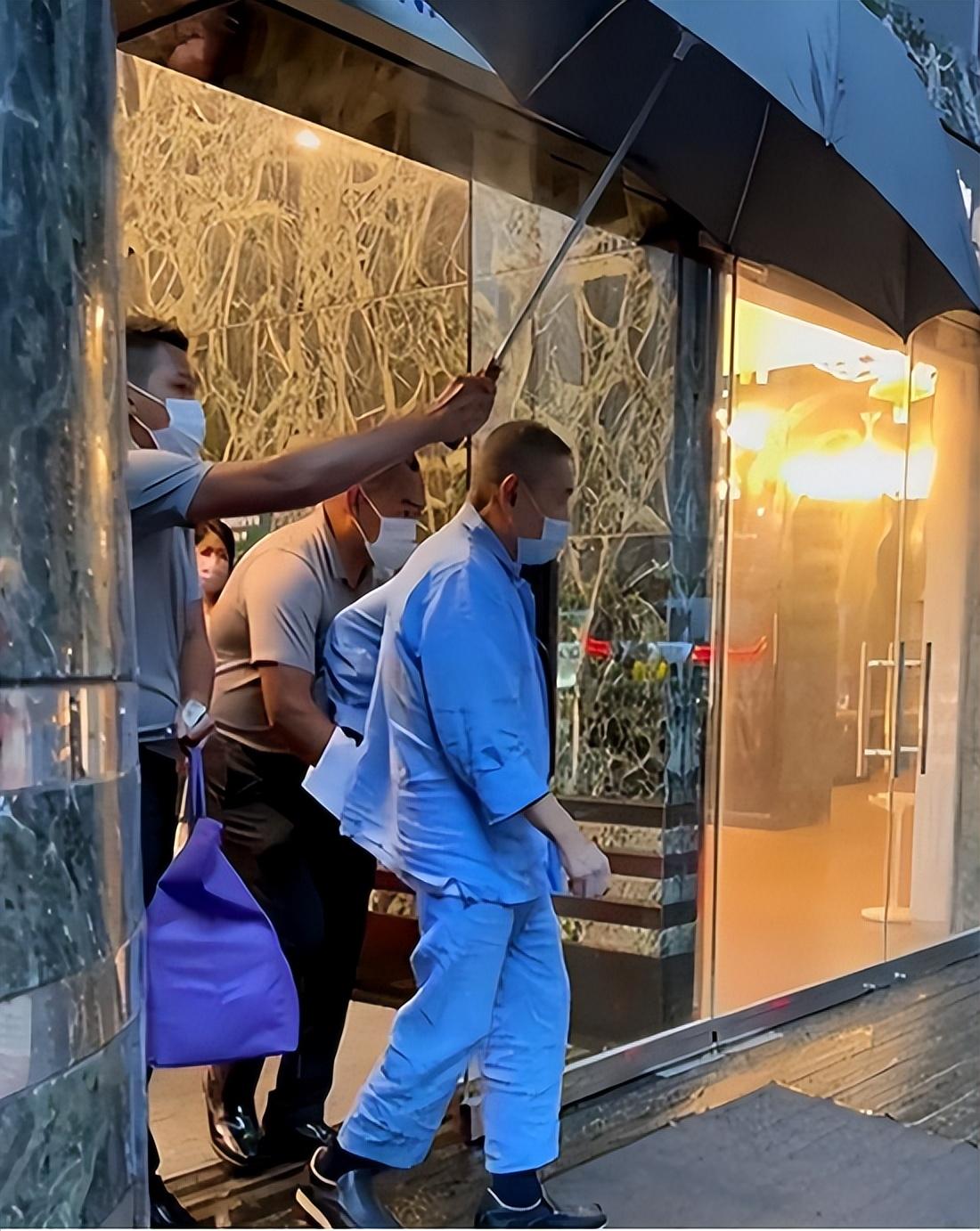 宋智孝|71岁刘銮雄罕见现身！洁癖严重引争议，保镖搀扶垫毛巾避免接触